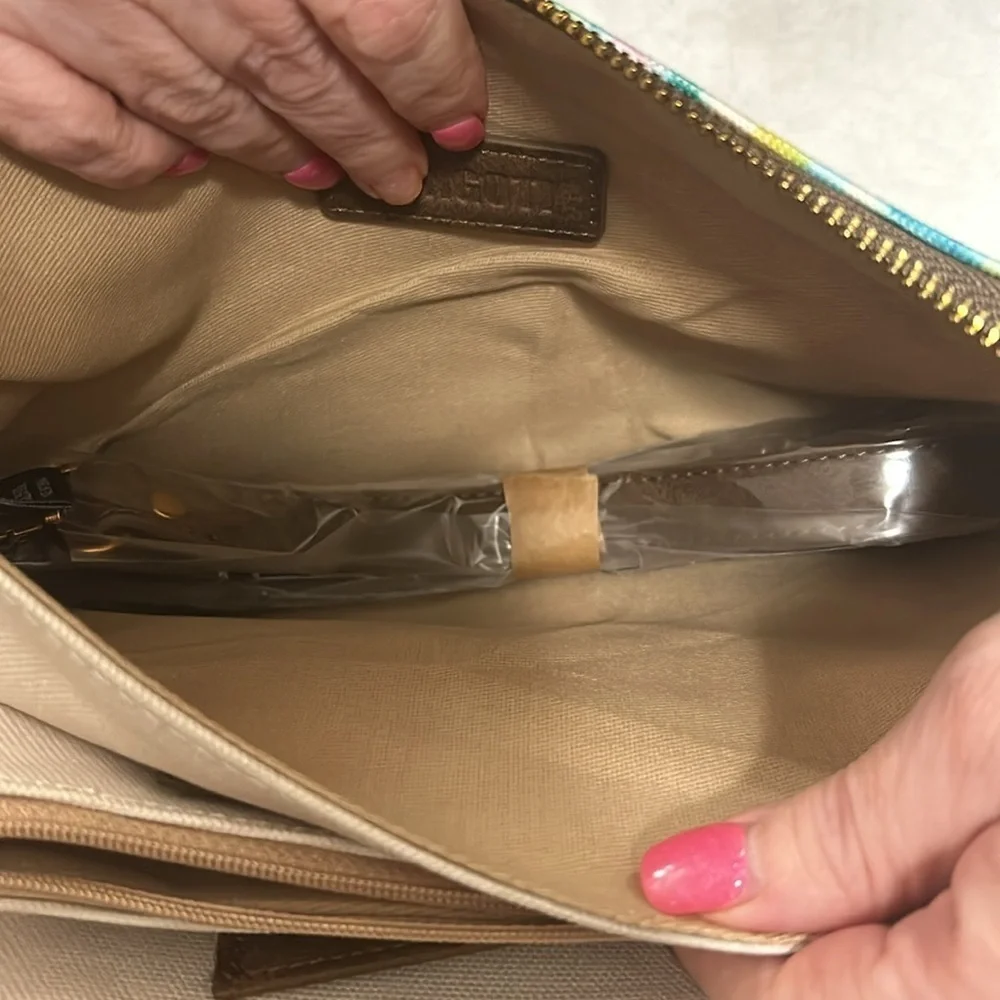 Anngoti turtle wristlet with detachable strap
